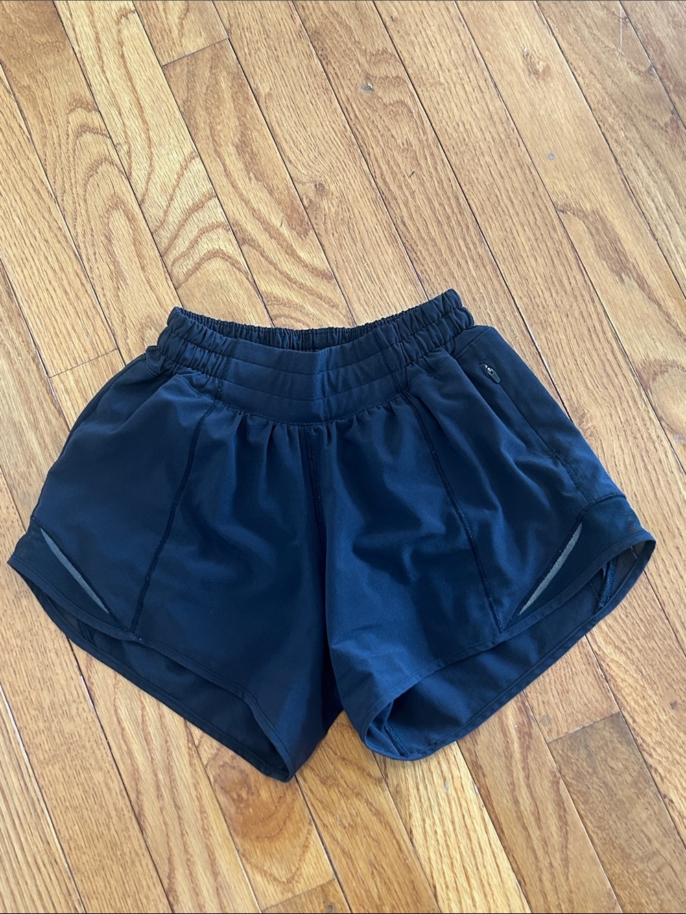 lululemon athletica high rise hottie hot shorts in 4in length 🍋